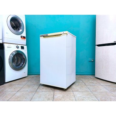Холодильник маленький узкий. На гарантии
