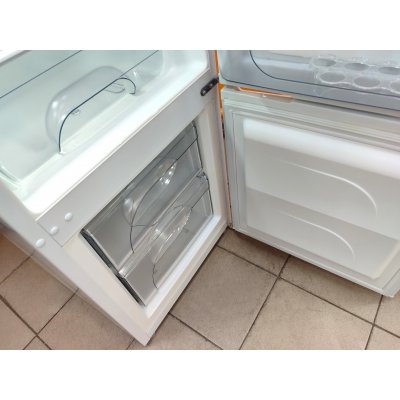 Холодильник маленький узкий. На гарантии