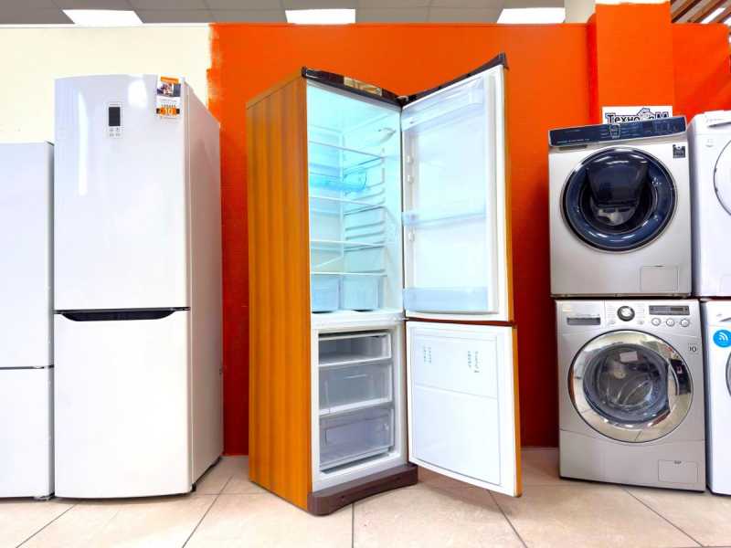 Холодильник Indesit. На гарантии.